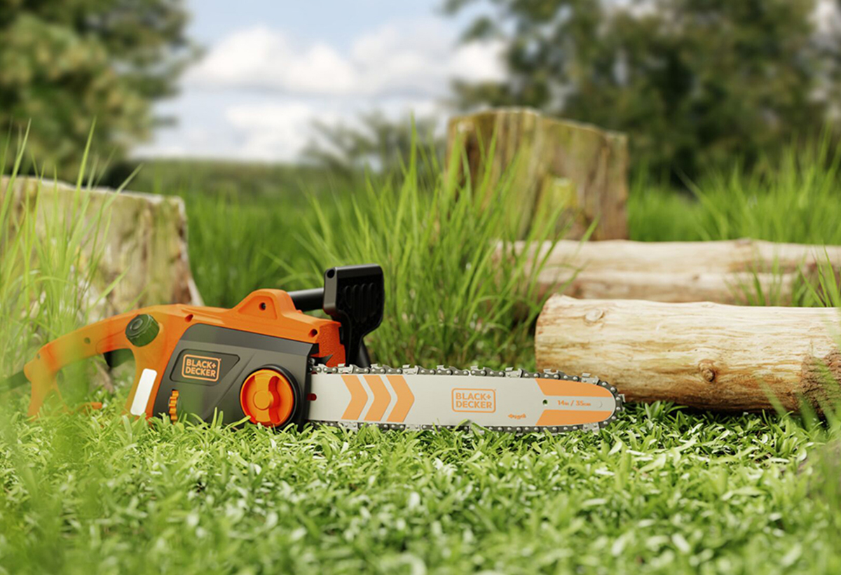 Απεικονίζεται το αλυσοπρίονο δίπλα σε κομμένα ξύλα.